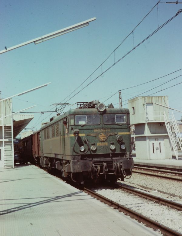 es-renfe-class269-girona-1980-adriangray-full.jpg