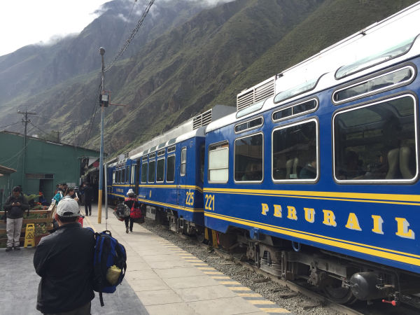 pe-perurail-coaches-ollantaytambo-290318-pekkaihalainen-full.jpg