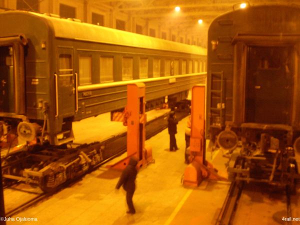 mn-rzd-changing_bogies-erlian-2009-juhaojaluoma-full.jpg